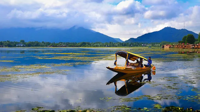 Kashmir shikara Ride