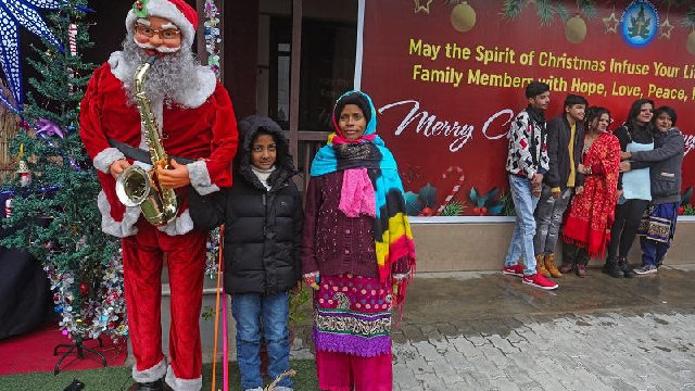 Christmas in Gulmarg Kashmir brown chinar kashmir