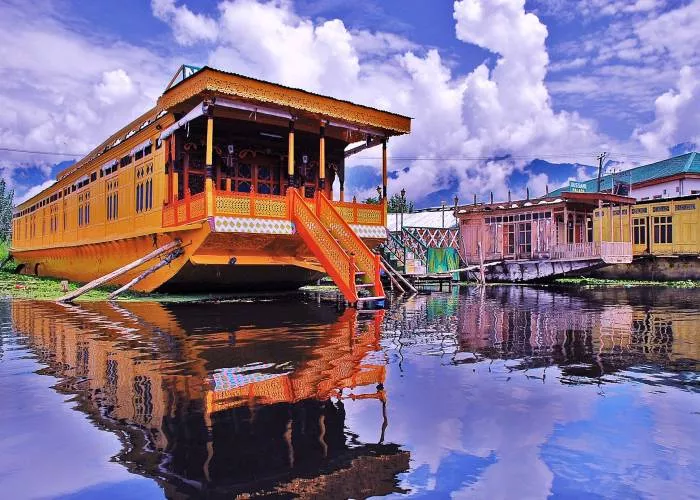 How Kashmiri Houseboats are Different from Kerala Houseboats brown chinar kashmir