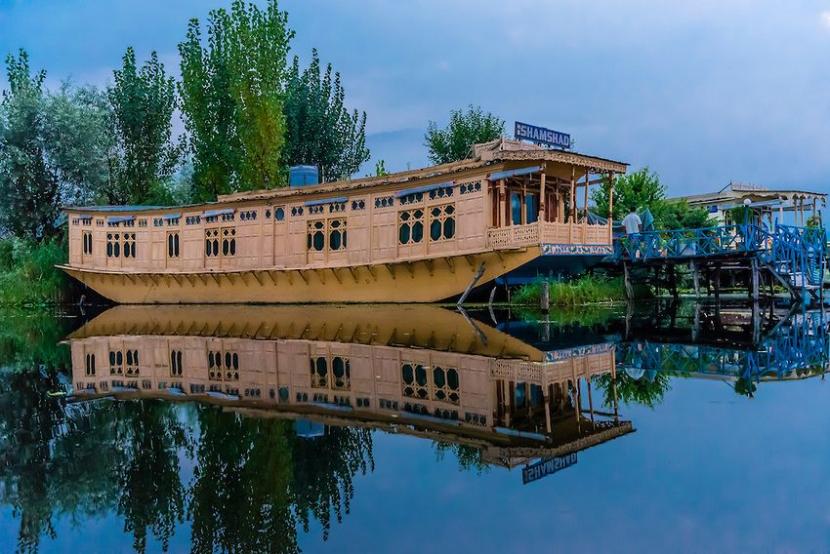 How Kashmiri Houseboats are Different from Kerala Houseboats brown chinar kashmir