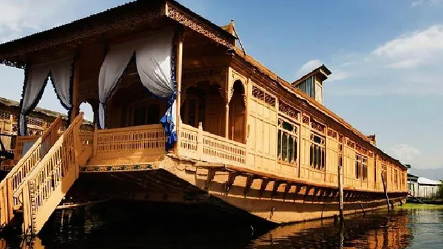 How Kashmiri Houseboats are Different from Kerala Houseboats