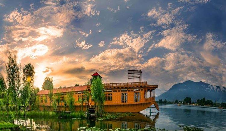 How Kashmiri Houseboats are Different from Kerala Houseboats brown chinar kashmir