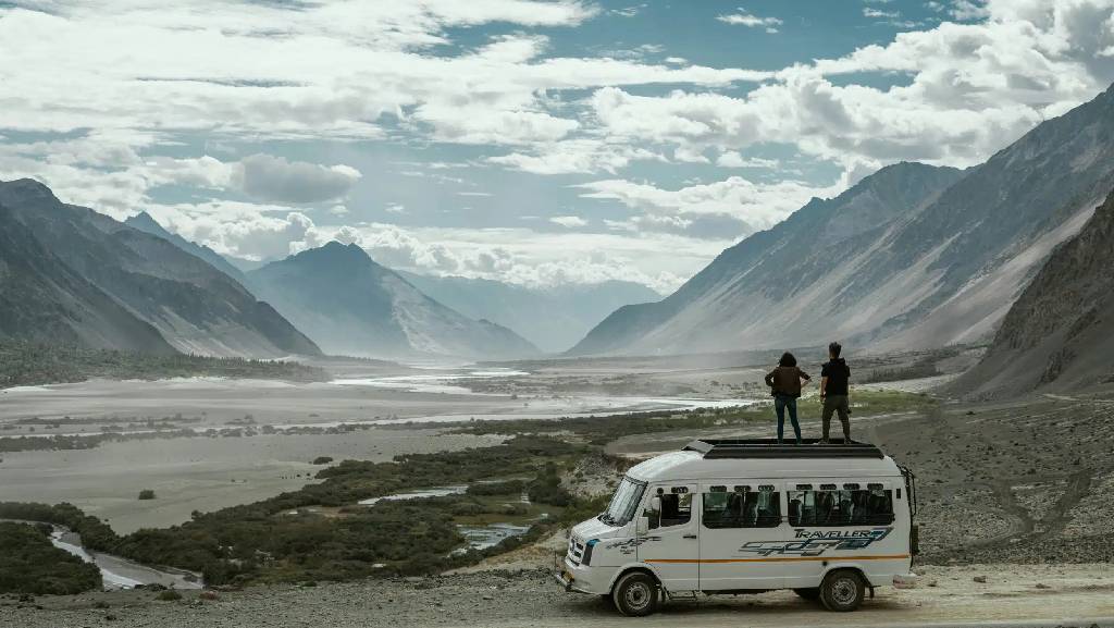 Srinagar to Daksum Taxi Service brownchinar