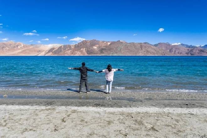 tempo traveller from Srinagar to Leh