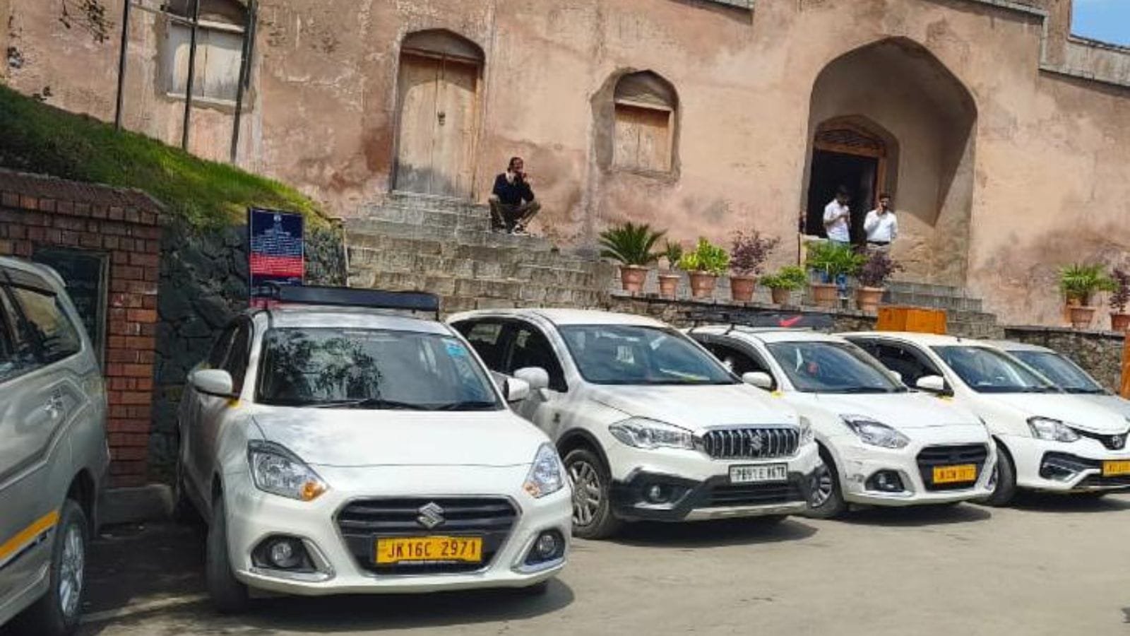 cabs in kashmir