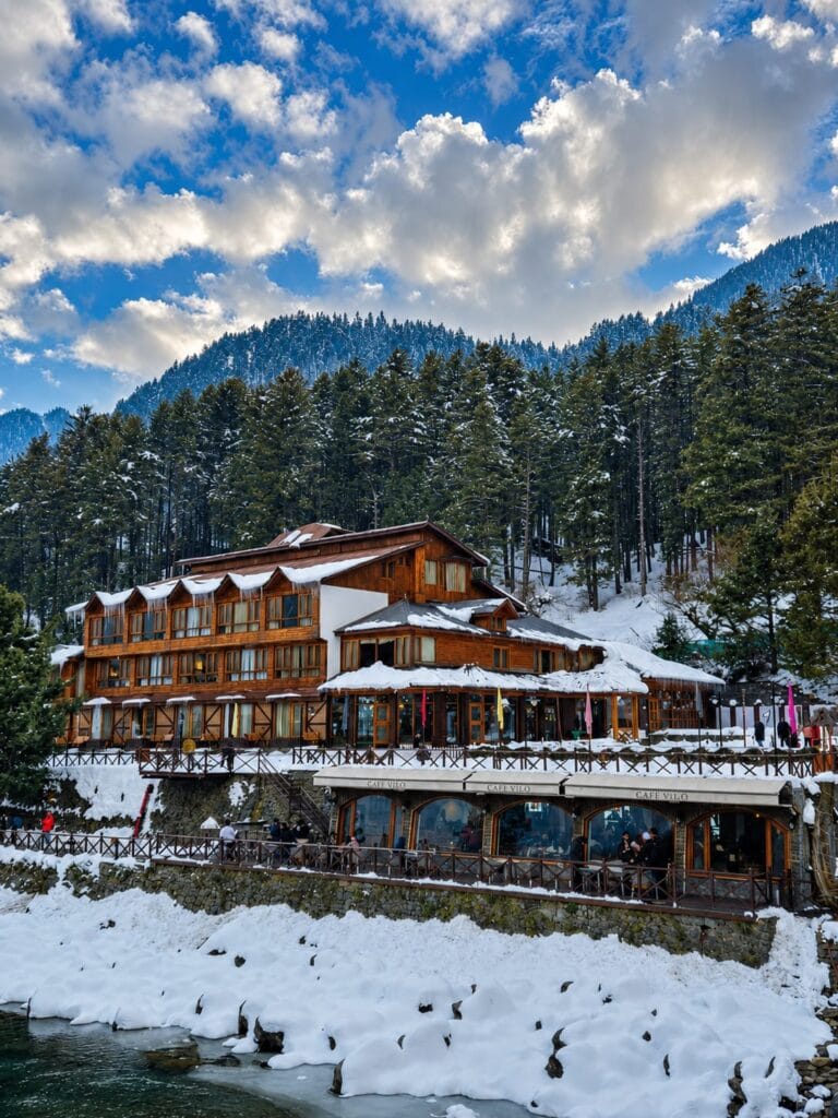 Which Are the Best Hotels in Kashmir for a Summer Vacation?
