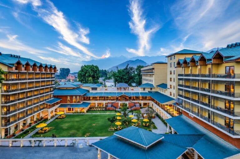 Where Should You Stay in Srinagar During Summer?