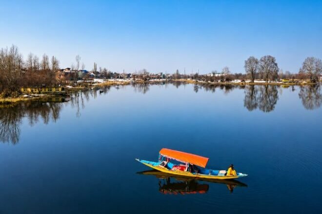 shikara ride in Dal Lake