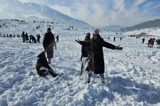 Best Kashmir Tour Packages for Snow Lovers: Complete Winter Travel Guide