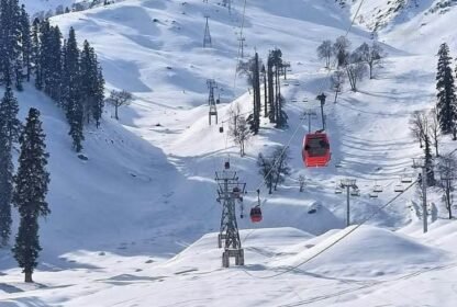 Kashmir vs Himachal for family vacation