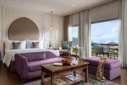 Houseboat vs luxury hotel in Srinagar