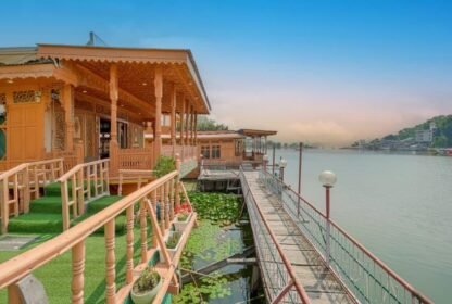 Houseboat vs luxury hotel in Srinagar