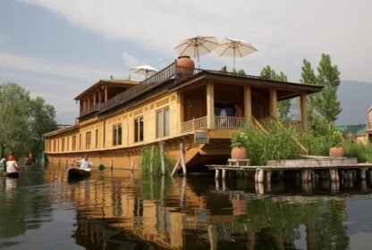 Houseboat vs luxury hotel in Srinagar