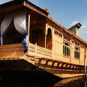 How Kashmiri Houseboats are Different from Kerala Houseboats