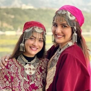 What do Kashmiri people wear in winter