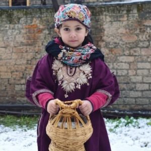 What do Kashmiri people wear in winter