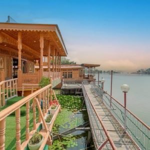 Houseboat vs luxury hotel in Srinagar