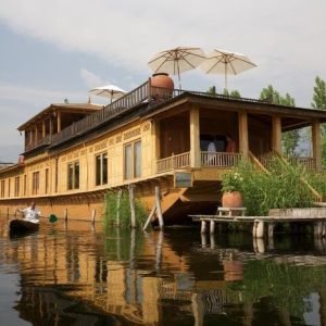 Houseboat vs luxury hotel in Srinagar