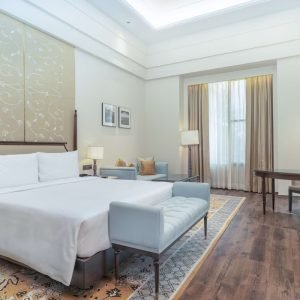 Houseboat vs luxury hotel in Srinagar