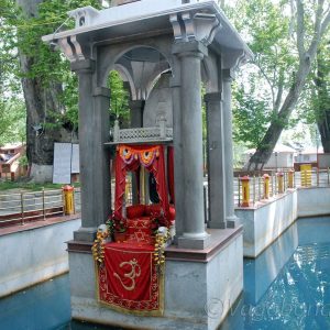 famous-temples-in-kashmir_brown_chinar_kashmir